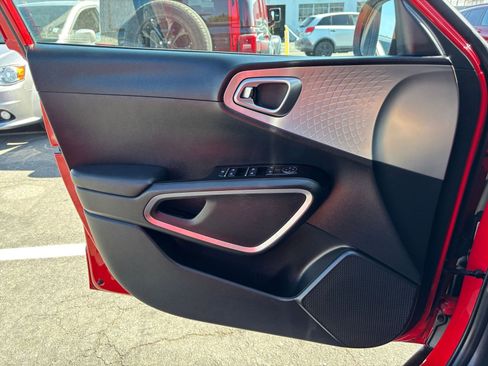 Used 2025 Kia Soul LX w/ LX Technology Package FWD image 18