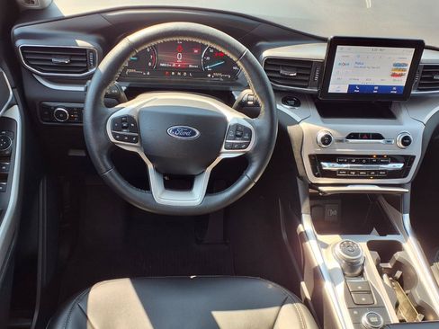 Used 2024 Ford Explorer XLT w/ Equipment Group 202A AWD/4WD image 3