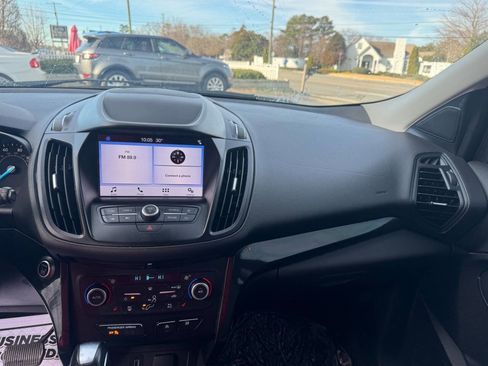 Used 2019 Ford Escape SE image 18