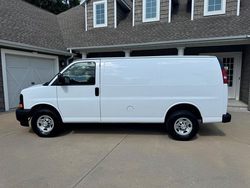 Used 2017 Chevrolet Express 2500 RWD image 3