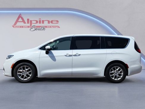 Used 2023 Chrysler Pacifica Touring-L FWD image 2