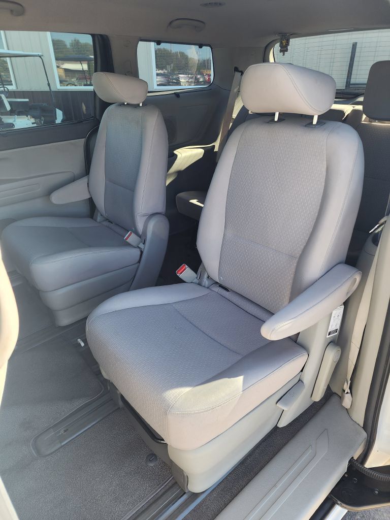 Used 2016 Kia Sedona LX w/ Option Group 020 FWD image 10