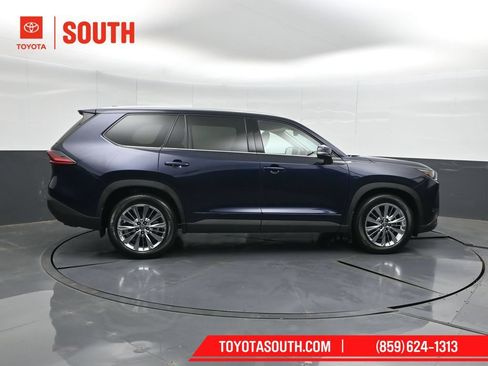 Used 2025 Toyota Grand Highlander AWD image 3