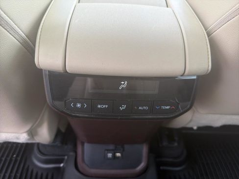 Used 2021 Toyota Highlander XLE AWD/4WD image 23