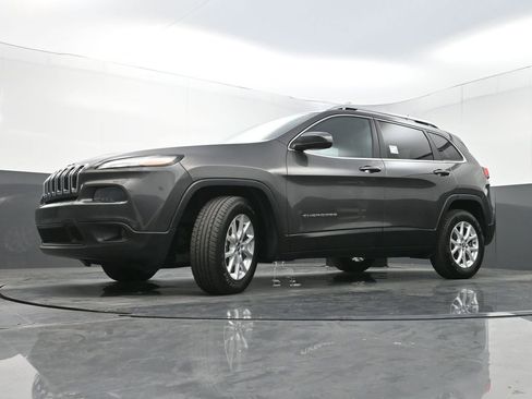 Used 2018 Jeep Cherokee Latitude Plus image 22