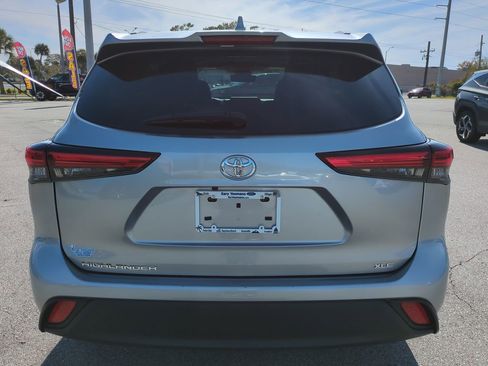 Used 2023 Toyota Highlander XLE image 5