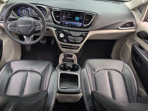 Used 2023 Chrysler Pacifica Touring-L FWD image 21