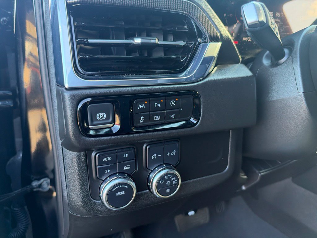 Used 2025 GMC Yukon Elevation w/ LPO, Elevation Black Package AWD/4WD image 12