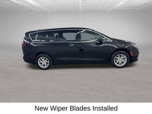 Used 2025 Chrysler Pacifica Select FWD image 16
