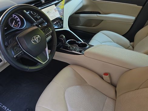 Used 2020 Toyota Camry XLE image 9