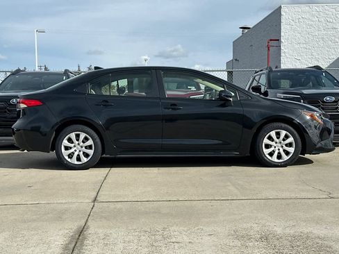 Used 2022 Toyota Corolla LE image 2