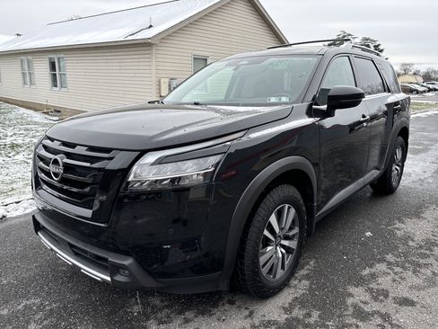 Used 2024 Nissan Pathfinder SL w/ Black Appearance Package image 8