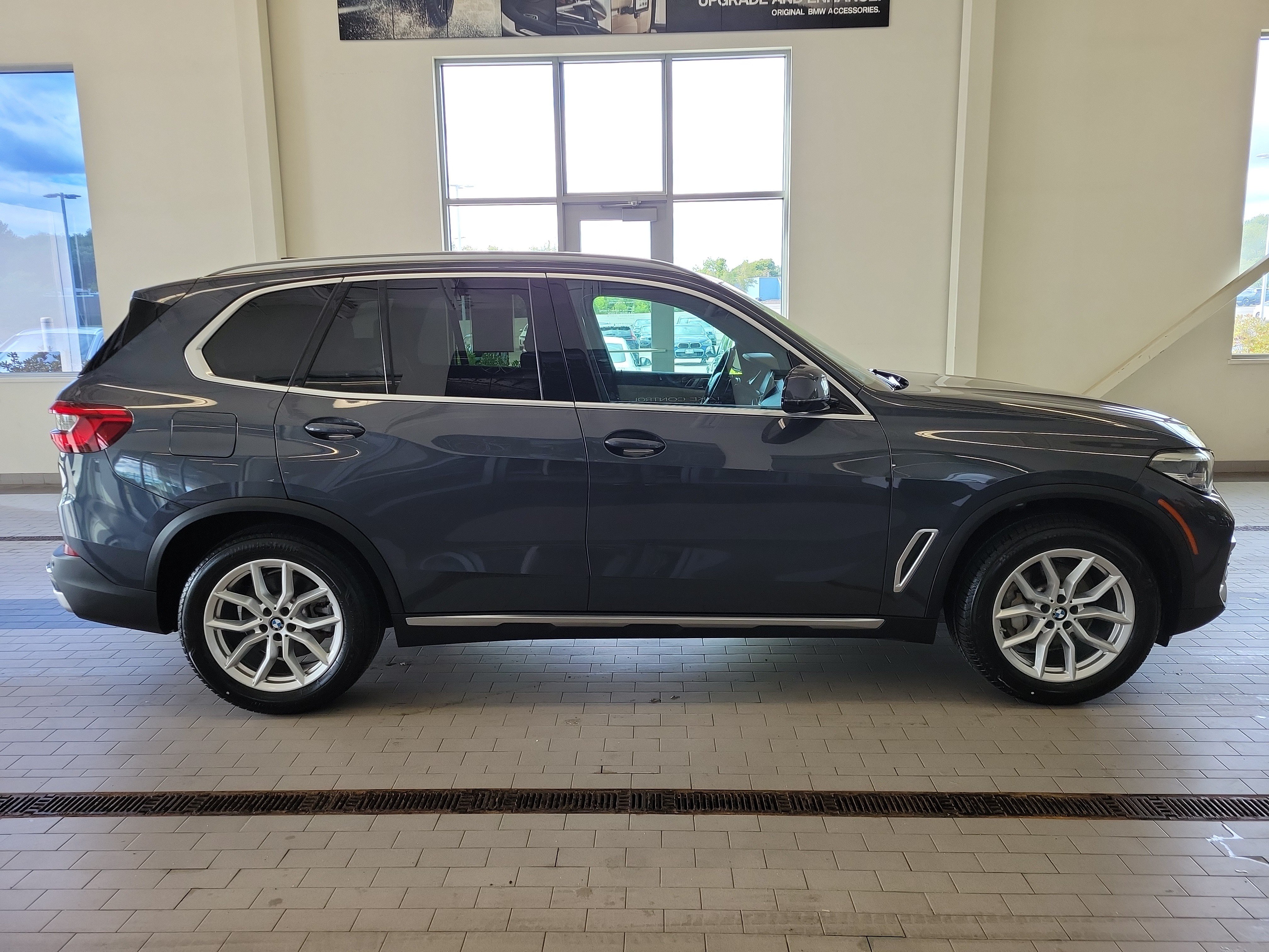 Used 2019 BMW X5 xDrive40i w/ Premium Package 2 AWD/4WD image 4