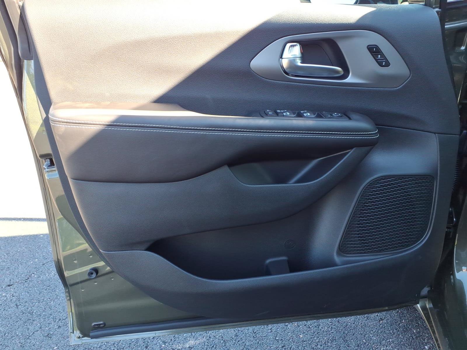 New 2027 Chrysler Pacifica Select AWD/4WD image 10