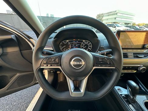 Used 2023 Nissan Altima 2.5 SV image 14