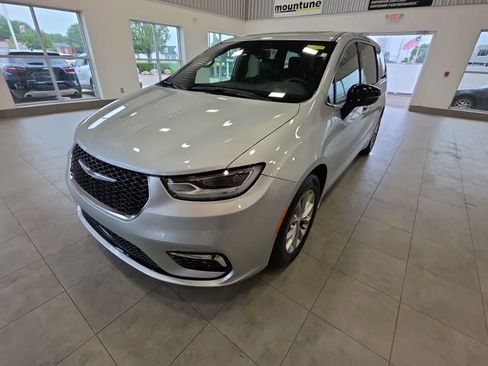 Used 2026 Chrysler Pacifica Limited FWD image 2