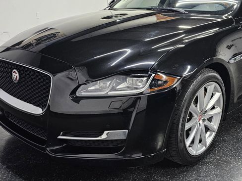 Used 2018 Jaguar XJ R-Sport image 15