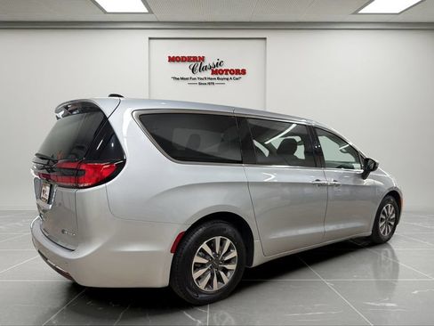 Used 2023 Chrysler Pacifica Touring-L FWD image 5