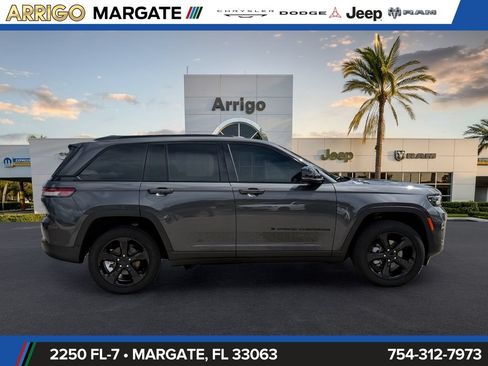Used 2025 Jeep Grand Cherokee Limited w/ Black Appearance Package RWD image 8