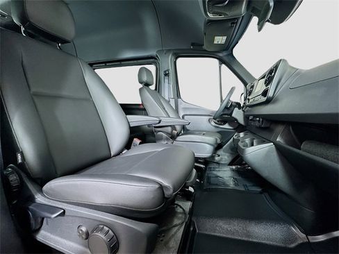 Used 2023 Mercedes-Benz Sprinter 2500 image 28