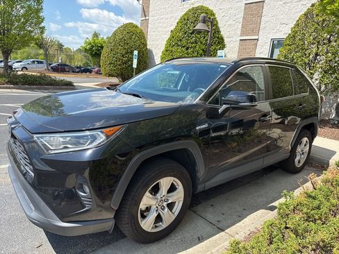 Used 2021 Toyota RAV4 XLE w/ Convenience Package image 4