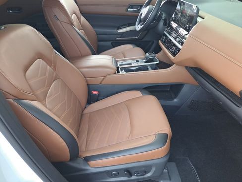 Used 2025 Nissan Pathfinder Platinum w/ Black Appearance Package FWD image 19