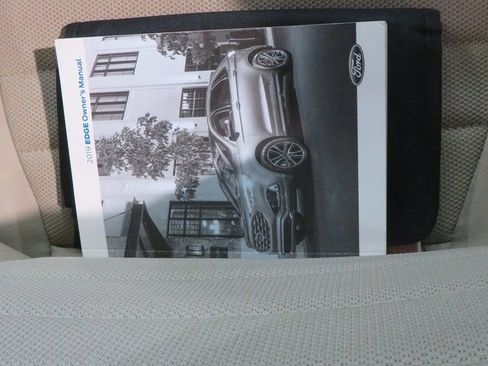 Used 2019 Ford Edge SE image 13