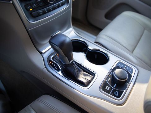 Used 2018 Jeep Grand Cherokee Overland image 12