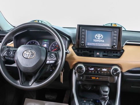 Used 2021 Toyota RAV4 LE image 17