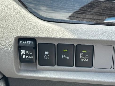 Used 2017 Toyota Sienna XLE w/ XLE Navigation Package FWD image 19