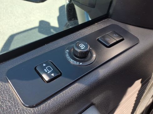 Used 2015 Ford F250 Lariat w/ Lariat Interior Package image 13