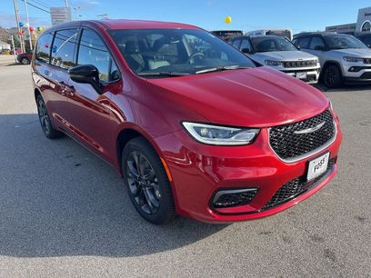 New 2026 Chrysler Pacifica Select