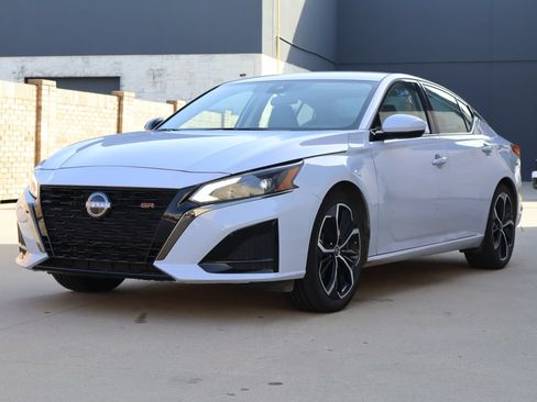 Used 2025 Nissan Altima 2.5 SR FWD image 2