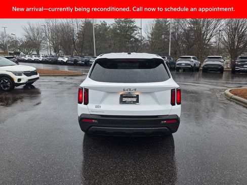 Used 2023 Kia Sorento LX image 4