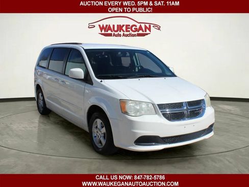 Used 2012 Dodge Grand Caravan SXT FWD image 3