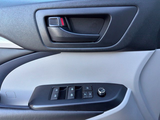 Used 2019 Toyota Highlander Plus FWD image 19