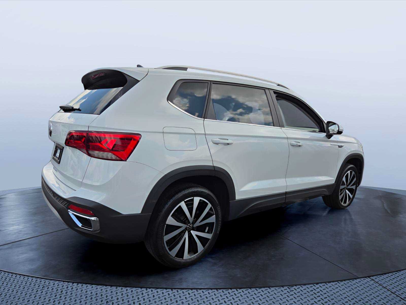 Used 2023 Volkswagen Taos SE FWD image 6