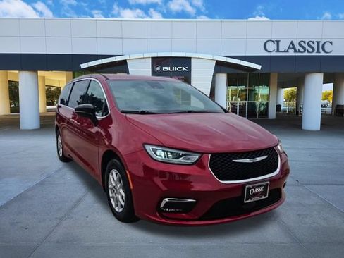 Used 2025 Chrysler Pacifica Select FWD image 2