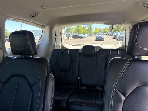 Used 2024 Chrysler Pacifica Touring-L FWD image 22