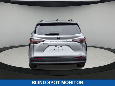 Used 2023 Toyota Sienna XLE image 5