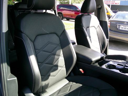 Used 2024 Volkswagen Atlas SE image 18