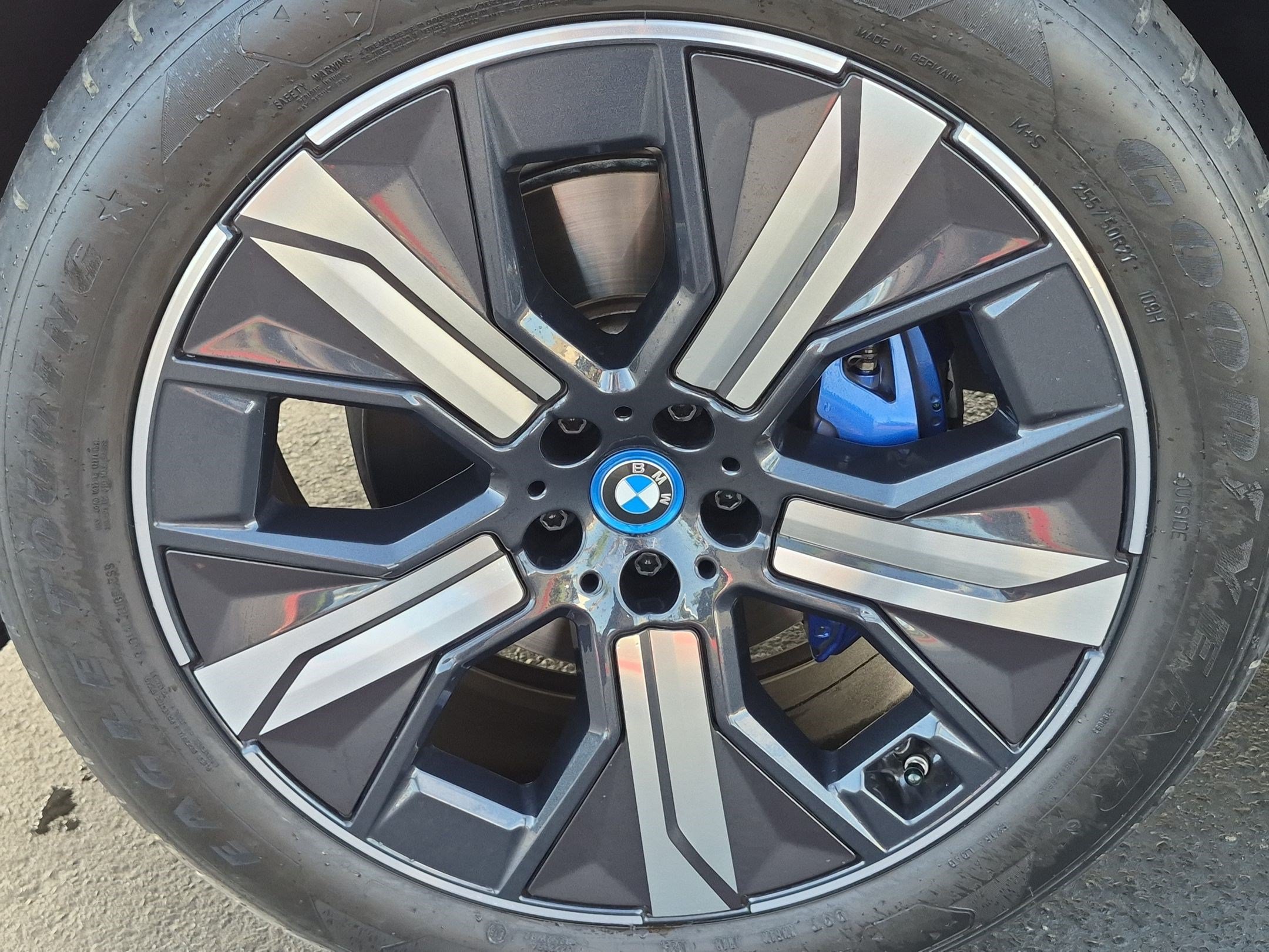 Used 2024 BMW iX xDrive50 w/ Premium Package AWD/4WD image 13