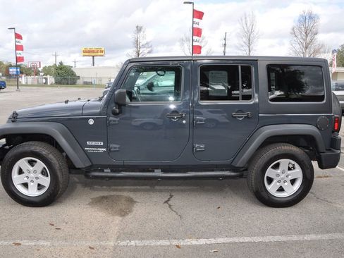 Used 2018 Jeep Wrangler Unlimited Sport S image 2