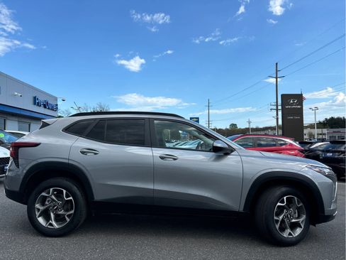 Certified 2025 Chevrolet Trax LT FWD image 4