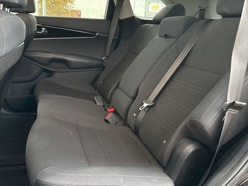 Used 2019 Kia Sorento LX image 18
