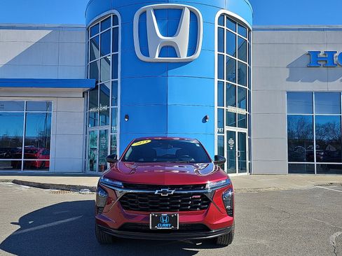 Used 2024 Chevrolet Trax RS image 2