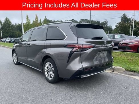 Used 2023 Toyota Sienna Platinum AWD/4WD image 4