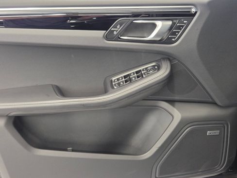 Certified 2025 Porsche Macan AWD/4WD image 14