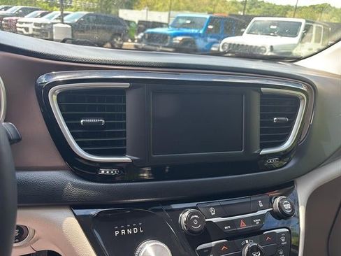 Used 2023 Chrysler Voyager LX FWD image 20