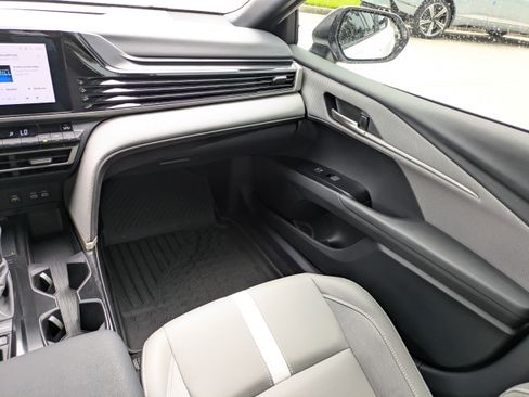 Used 2025 Toyota Camry SE w/ Convenience Package FWD image 15